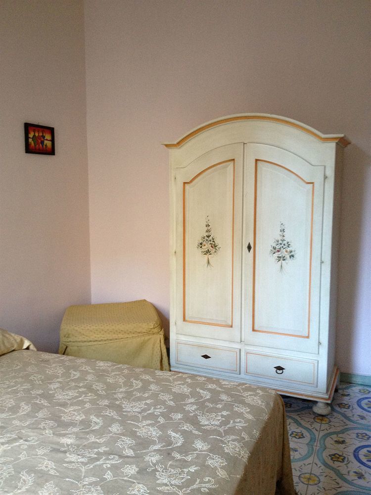 Room Elia Napoli Bagian luar foto